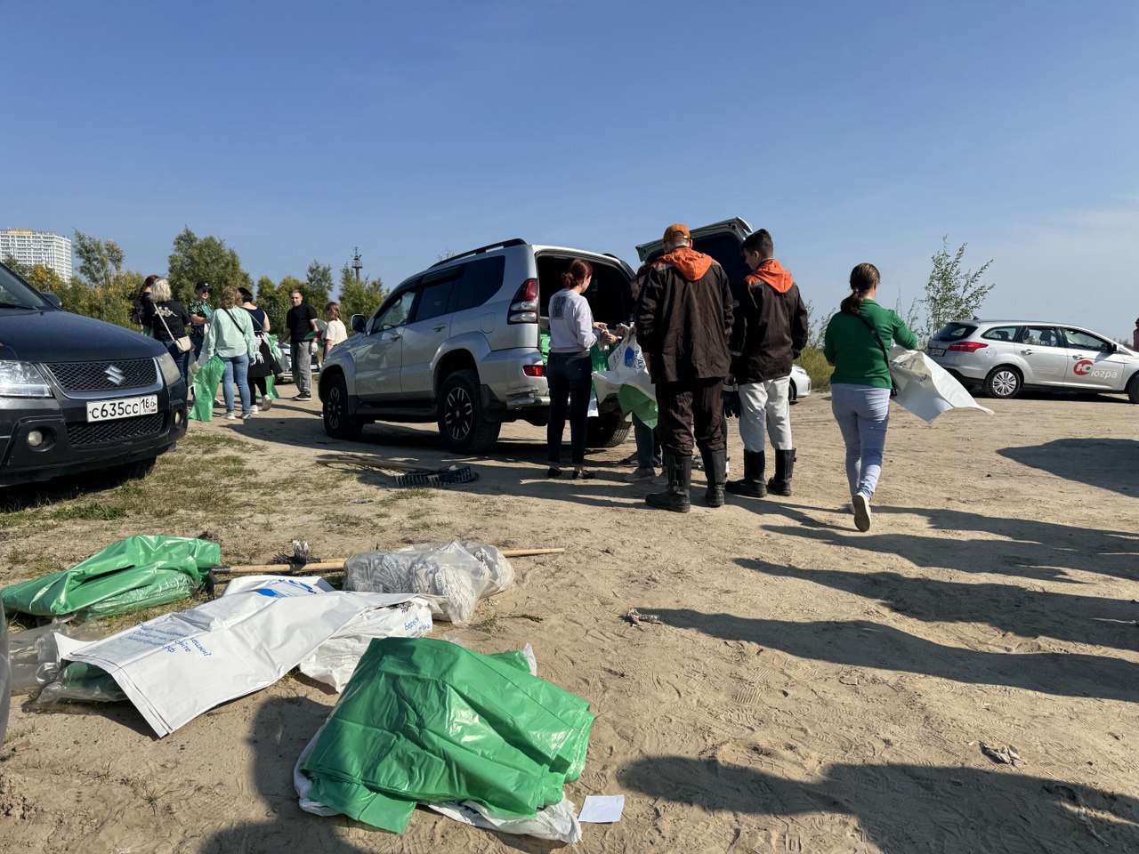 С заботой о городе: более тысячи человек приняли участие в субботниках на берегах рек Сургута