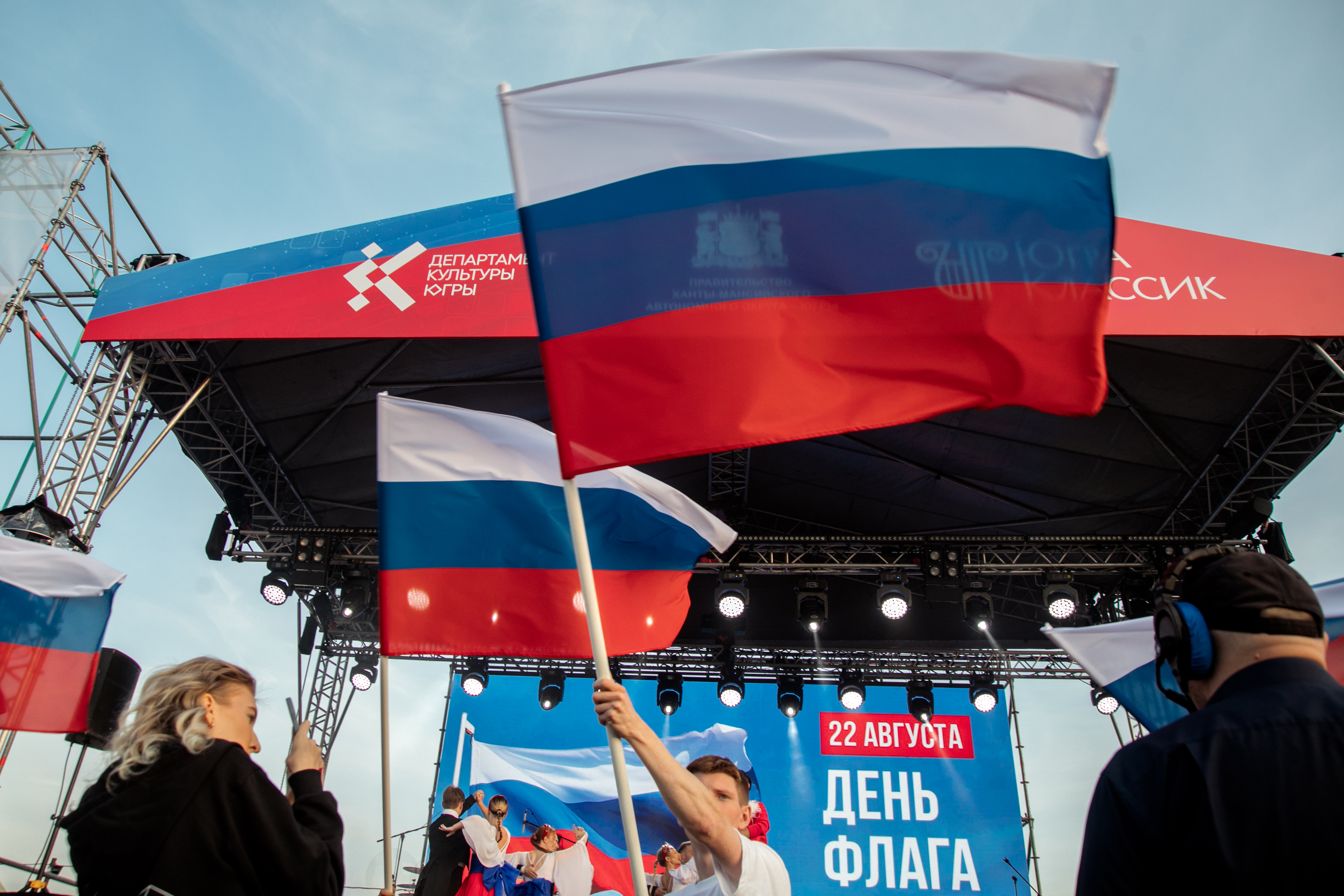 Ко Дню государственного флага Российской Федерации: в Сургуте выступил «Хор Турецкого»