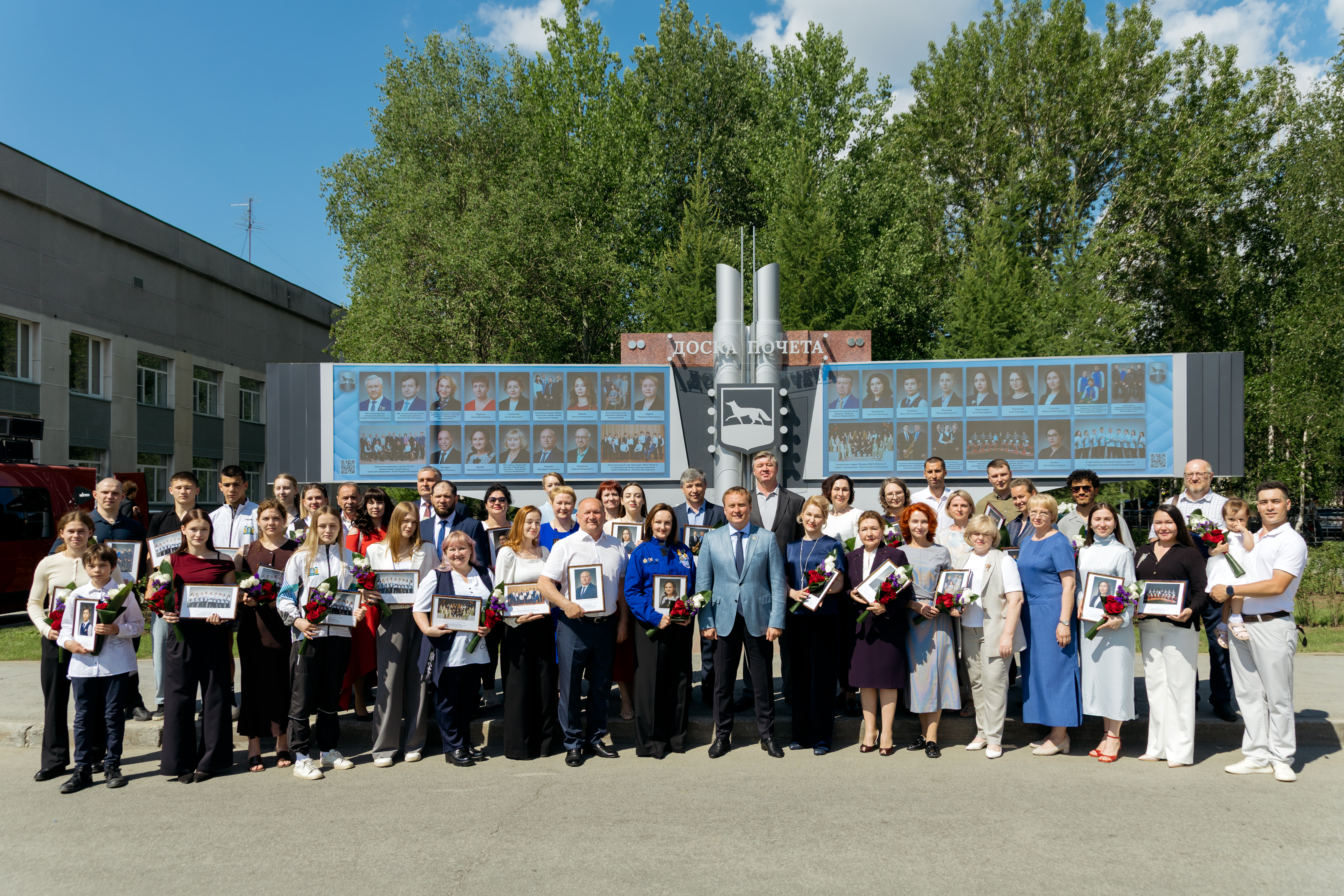 В преддверии Дня России и Дня города в Сургуте обновили Доску Почёта: теперь она электронная