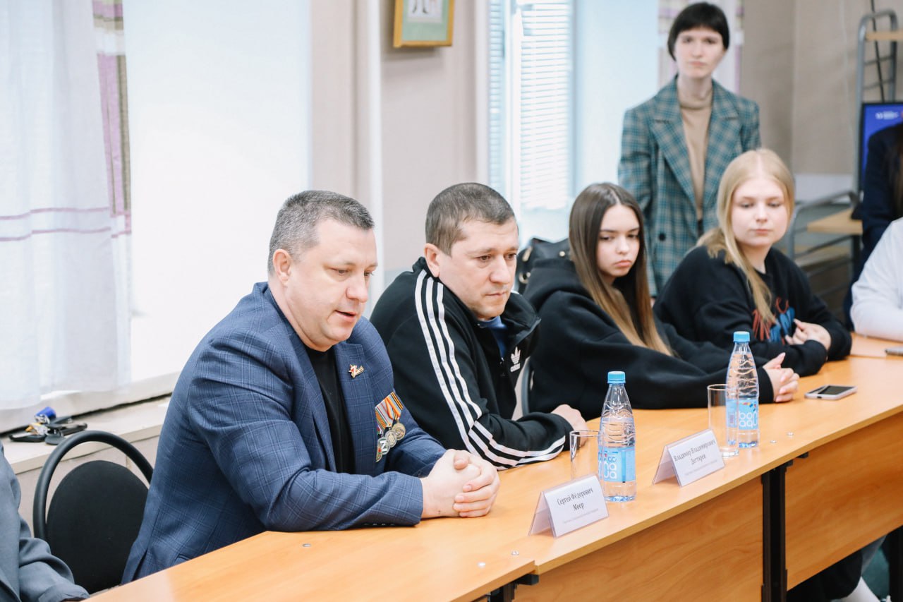 «Есть такая профессия – Родину защищать»: в Сургуте прошел цикл встреч студентов с ветеранами СВО   